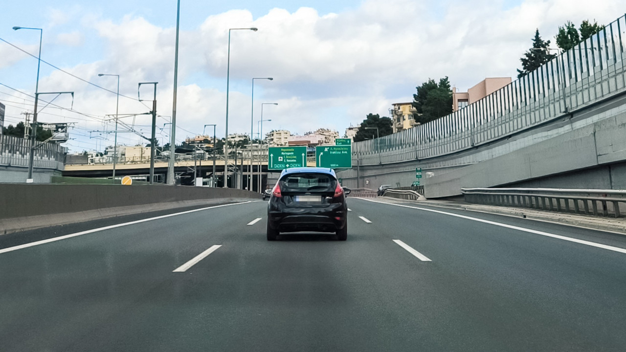Συνελήφθη 90χρονος που οδηγούσε στο αντίθετο ρεύμα της Αττικής Οδού