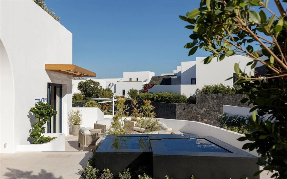 Η Σαντορίνη αποκτά τη δική της νέα luxury «γειτονιά»