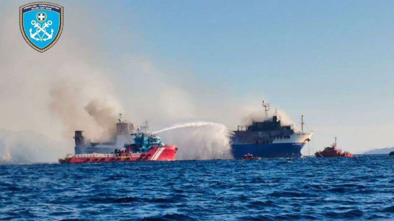 BLUE CARRIER 2: Βίντεο από τη μάχη με τις φλόγες – Σκάφη ρίχνουν νερό στο φλεγόμενο πλοίο