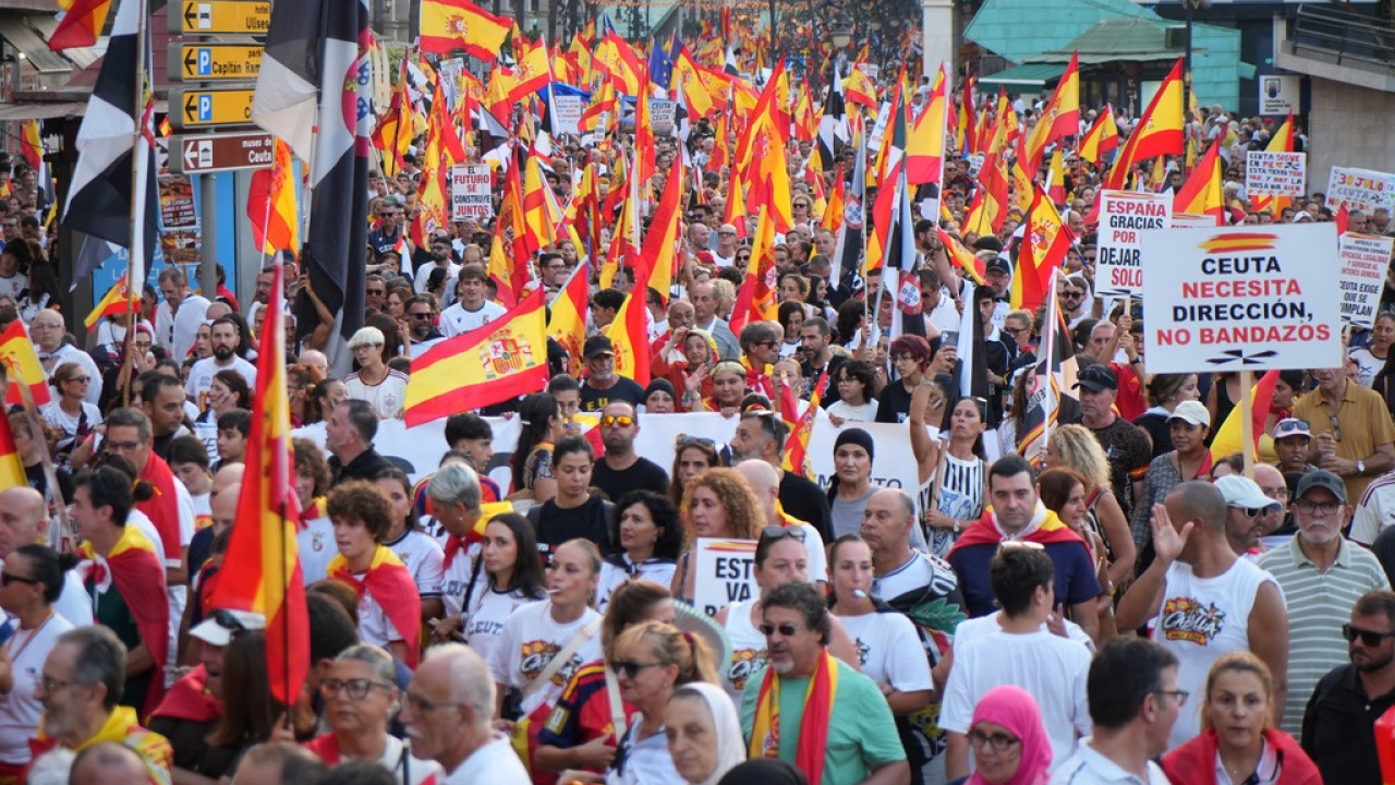 «Η Θέουτα δεν είναι προς πώληση»: Χιλιάδες κάτοικοι διαμαρτύρονται για τη μεταναστευτική κρίση