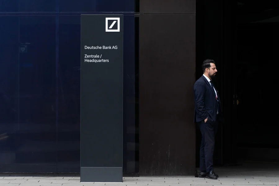 Η Deutsche Bank θα χάσει το 1/3 του προσωπικού της λόγω συνταξιοδότησης έως τα μέσα της δεκαετίας του 2030