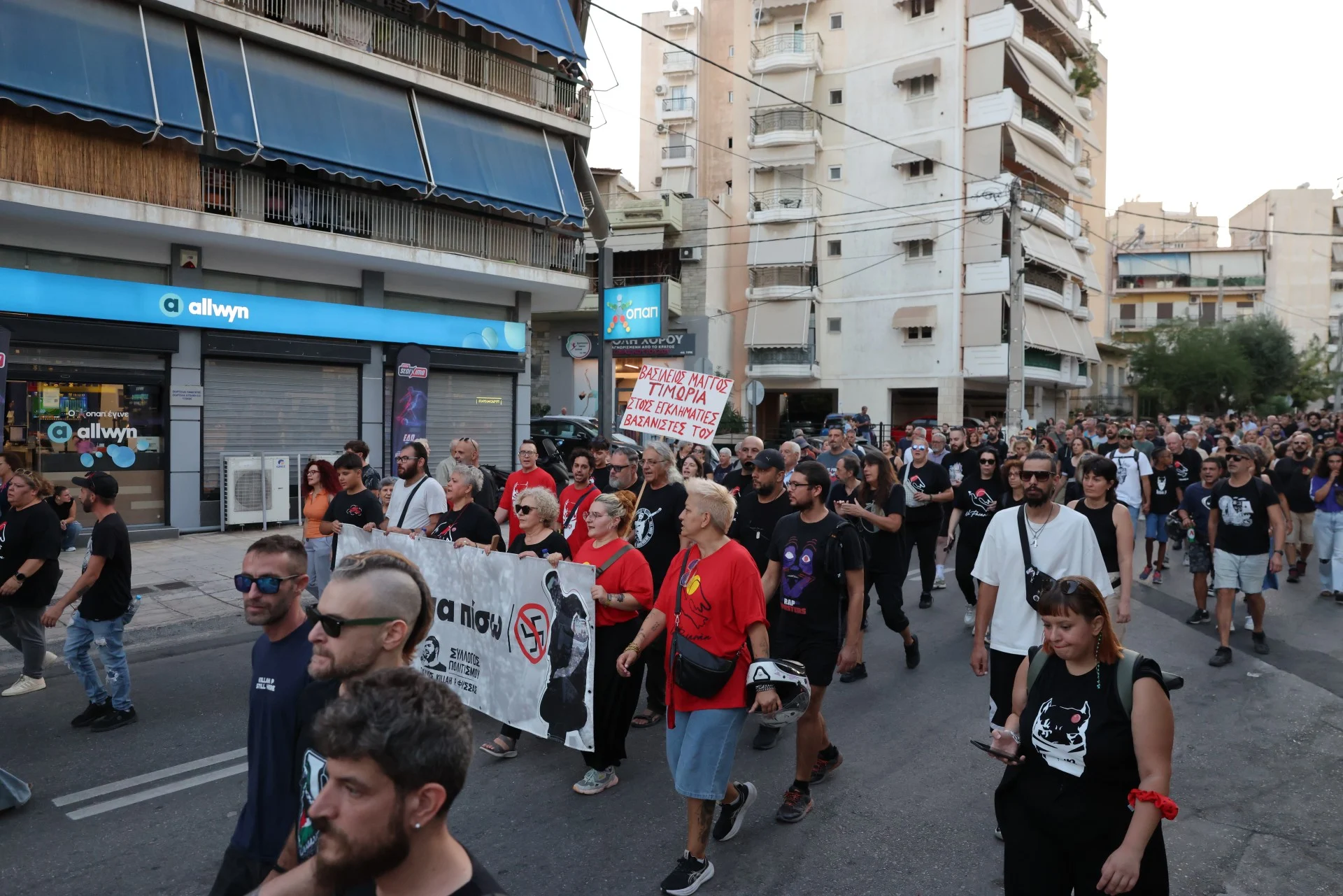 Ολοκληρώθηκε η αντιφασιστική πορεία στο Κερατσίνι (Φωτό)