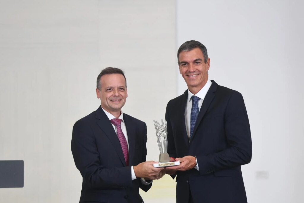 Ο Δήμος Αθηναίων απένειμε το Βραβείο Δημοκρατίας στον Πέδρο Σάντσεθ