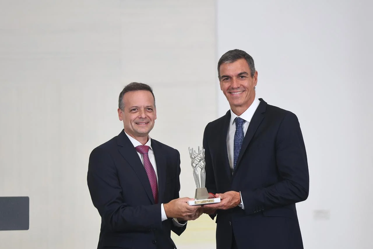Ο Δήμος Αθηναίων απένειμε το Βραβείο Δημοκρατίας στον Πέδρο Σάντσεθ