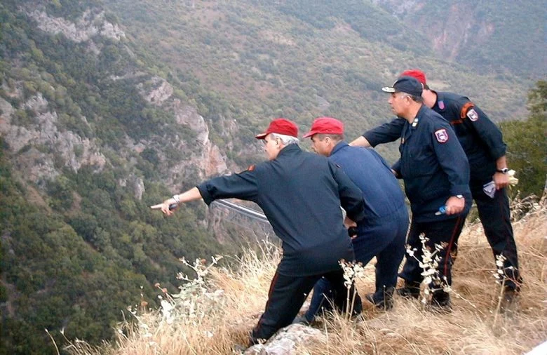 Χωρίς τις αισθήσεις του ανασύρθηκε ο πυροσβέστης που έπεσε σε δύσβατη περιοχή στη Ρόδο