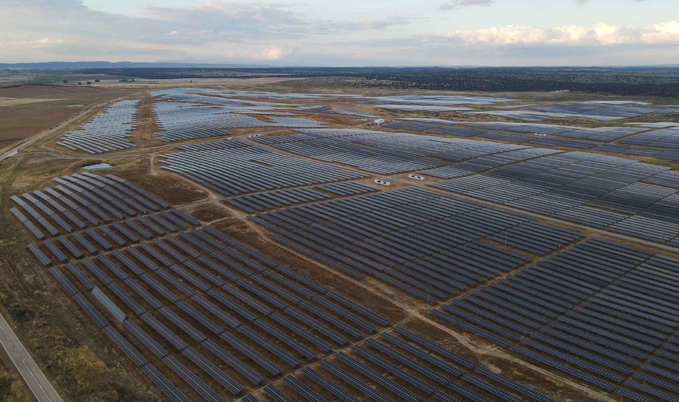Στρατηγική συμφωνία Metlen και Coca-Cola Τρία Έψιλον για πράσινη ενέργεια μέσω 10ετούς PPA στην Ελλάδα