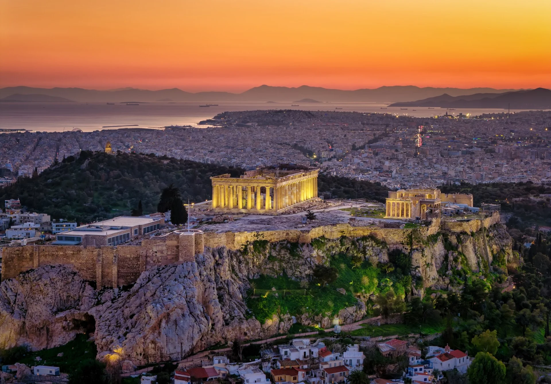 Bloomberg: Από τα πακέτα διάσωσης σε αντίπαλο του Λονδίνου