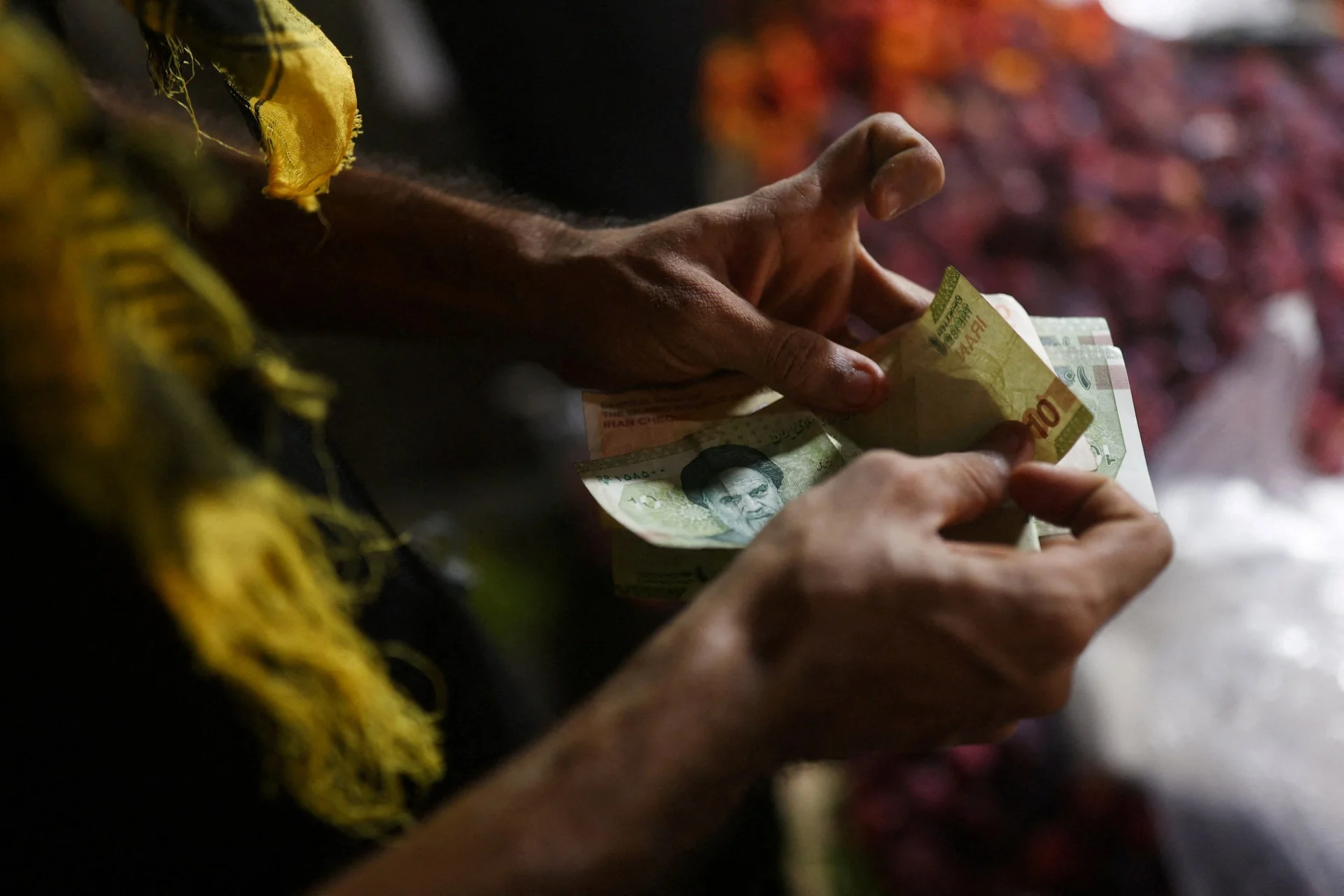 Το ριάλ του Ιράν υποχώρησε σε νέο χαμηλό, πάνω από 2,2 εκατ. ανά αμερικανικό δολάριο