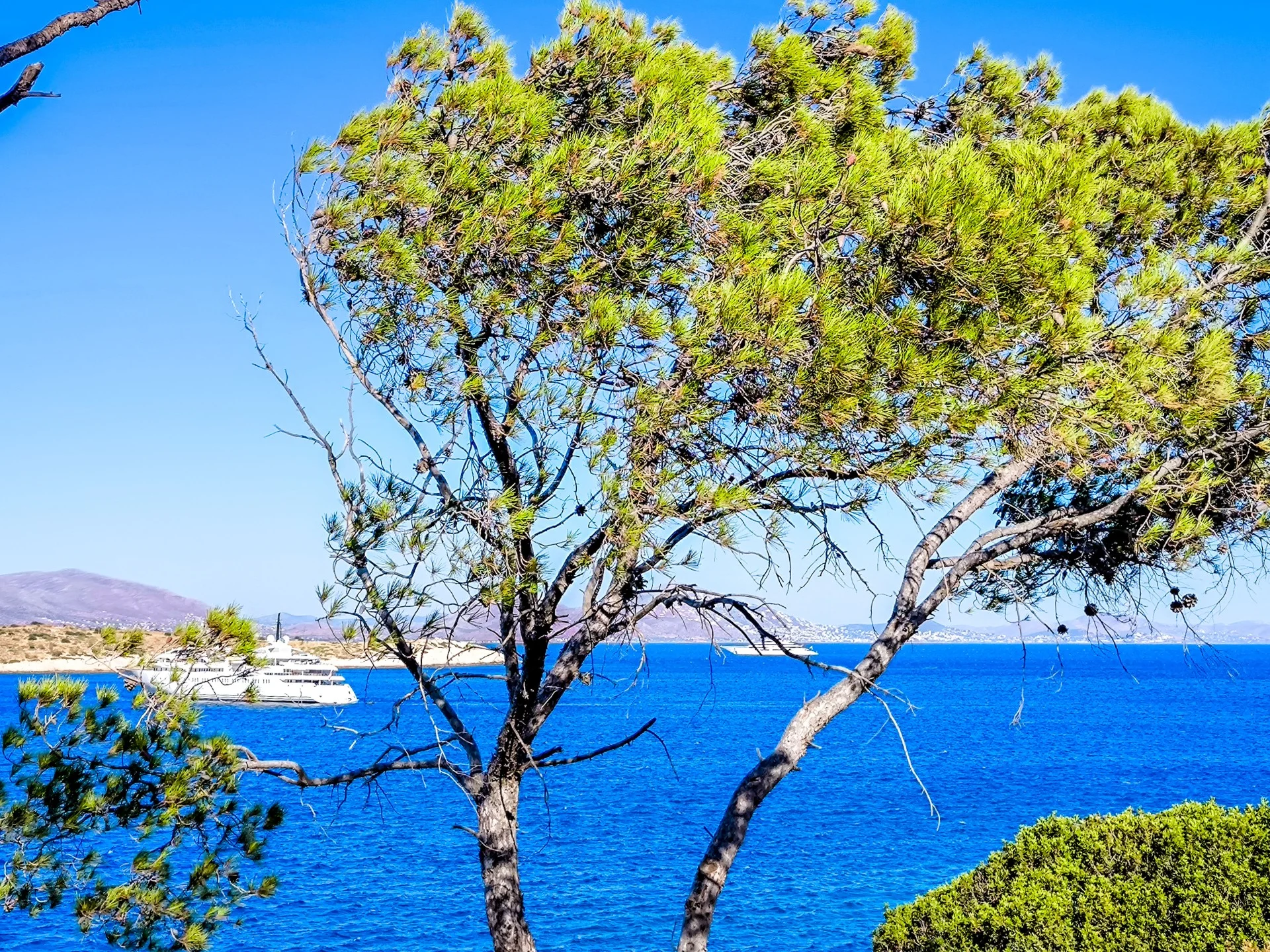 Αίθριος καιρός με αραιές νεφώσεις – Τοπικές βροχές το μεσημέρι
