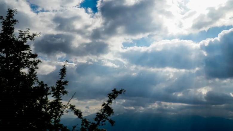 Νεφώσεις και τοπικές βροχές αλλά με υψηλή θερμοκρασία για την εποχή