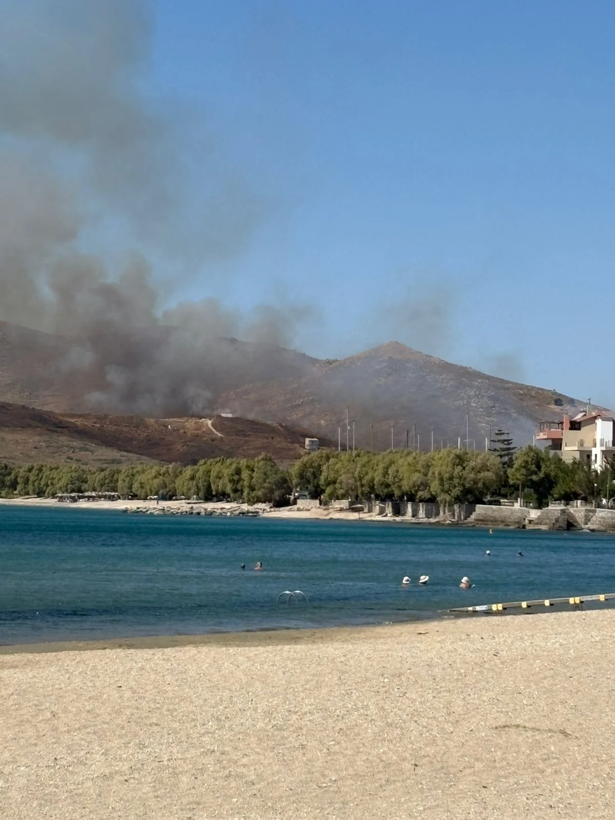 Φωτιά στην Κάρυστο: Μαίνεται η μάχη με τις φλόγες