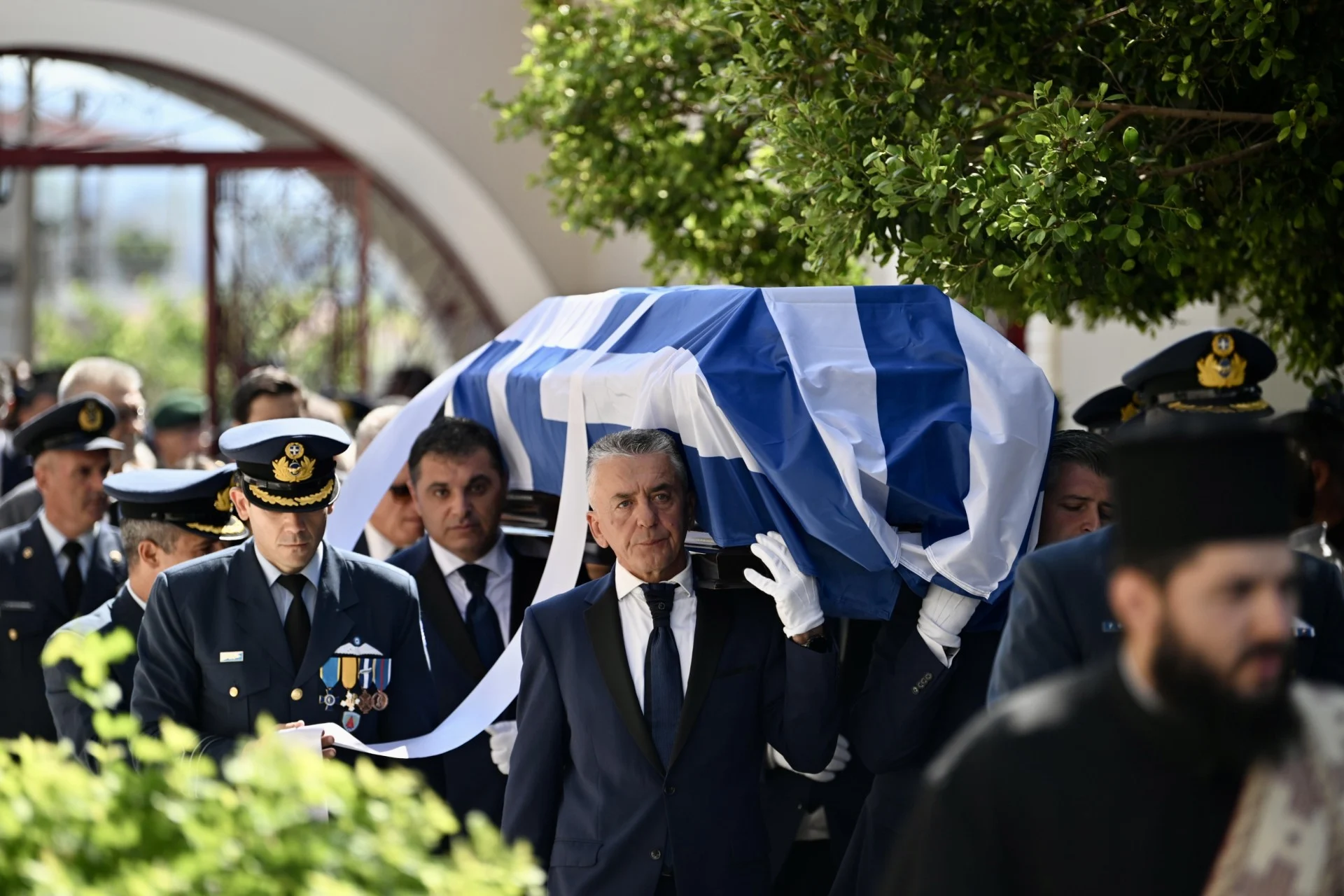Σε κλίμα ανείπωτης θλίψης η κηδεία του επισμηναγού Ιωάννη Μπλέσια