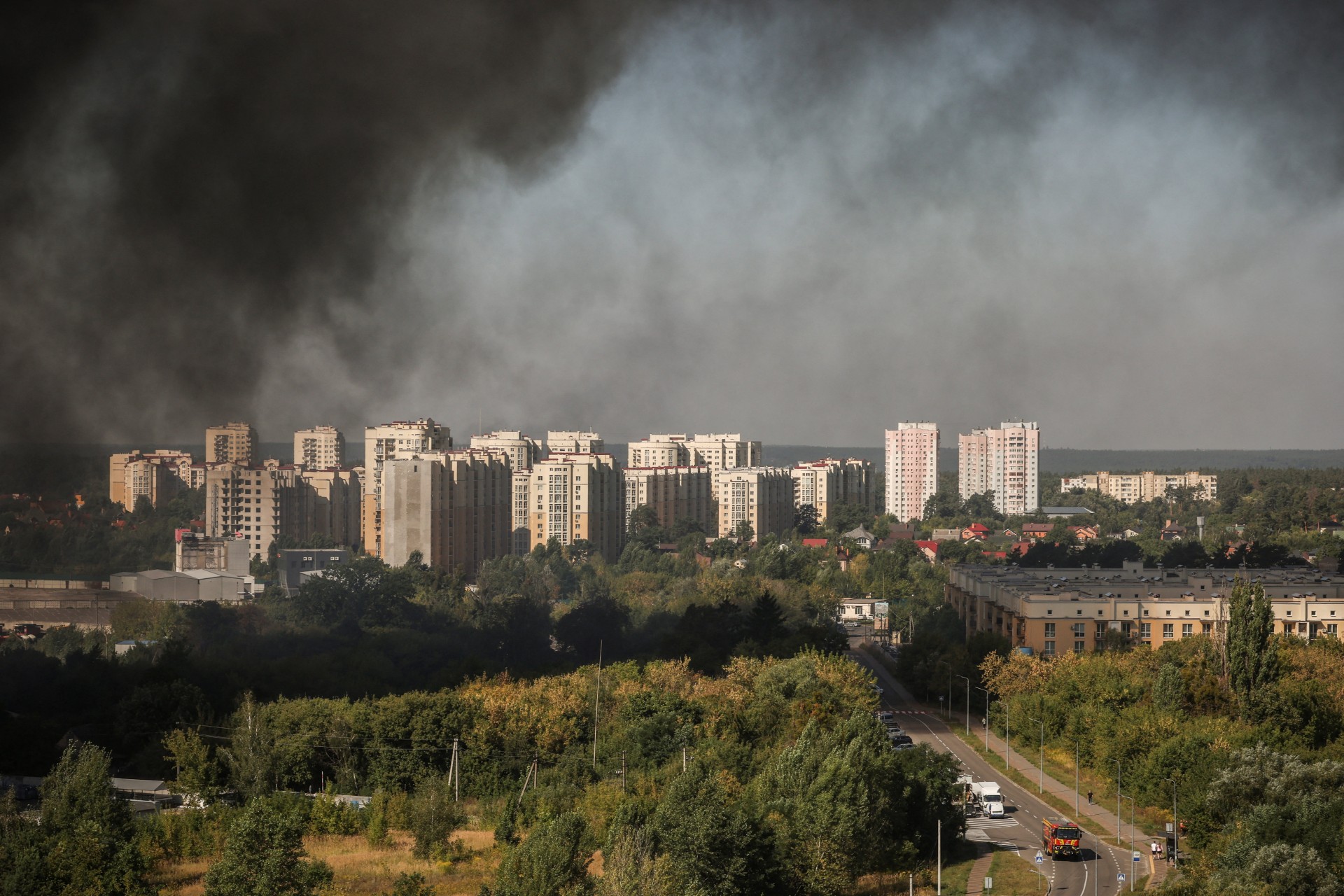 Ρωσική επίθεση στο Κίεβο προκαλεί πυρκαγιά σε πολυώροφη πολυκατοικία
