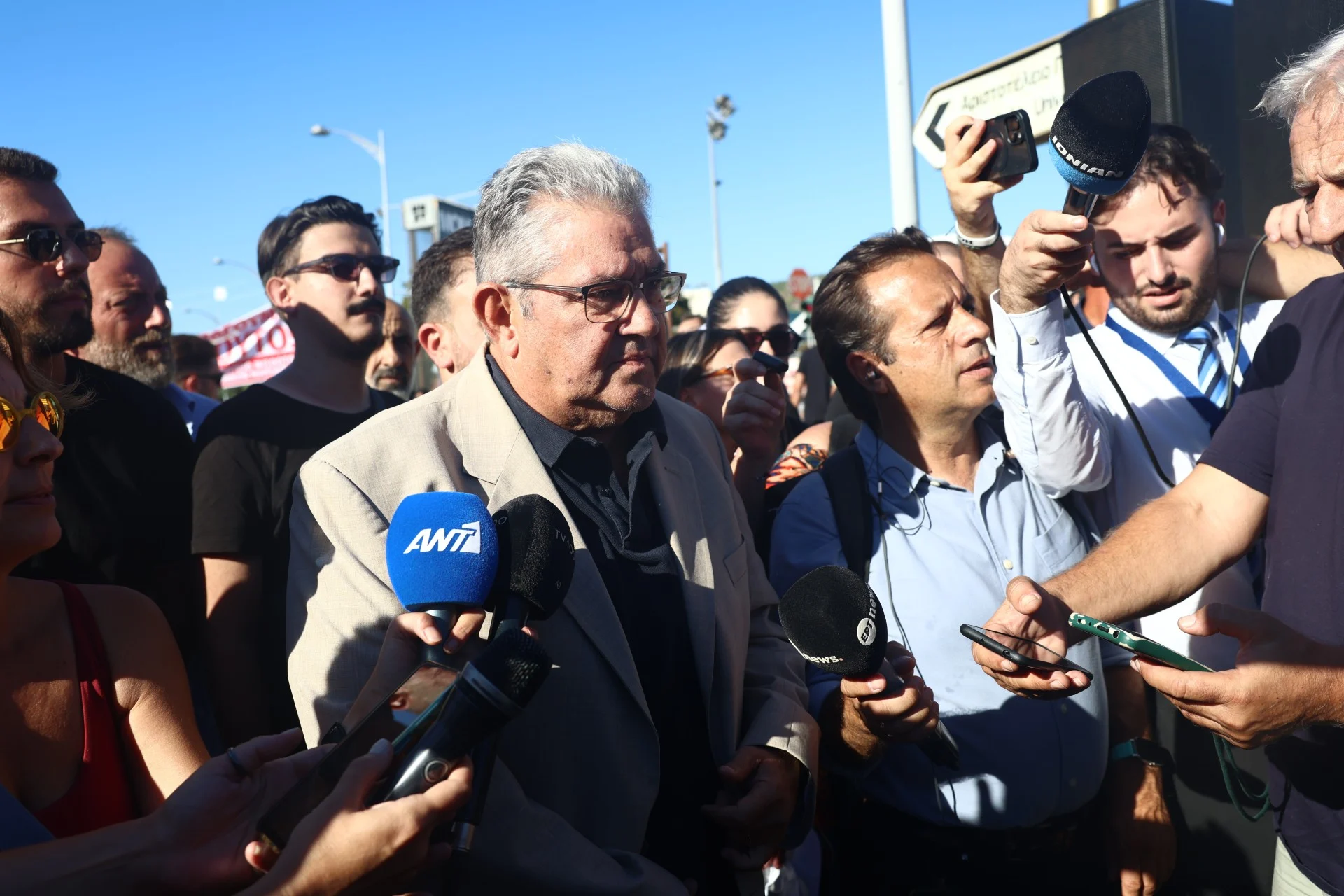 «Λεφτά για μισθούς και συντάξεις, όχι για τους πολέμους τους»