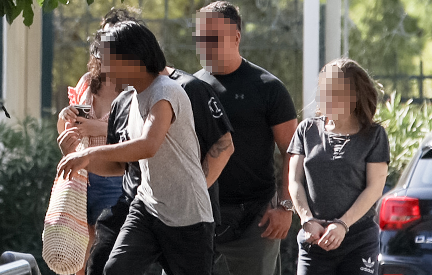 Στα δικαστήρια της Ευελπίδων οι τρεις συλληφθέντες – Σοκαριστικοί ισχυρισμοί του πατέρα για τις μαχαιριές – News.gr