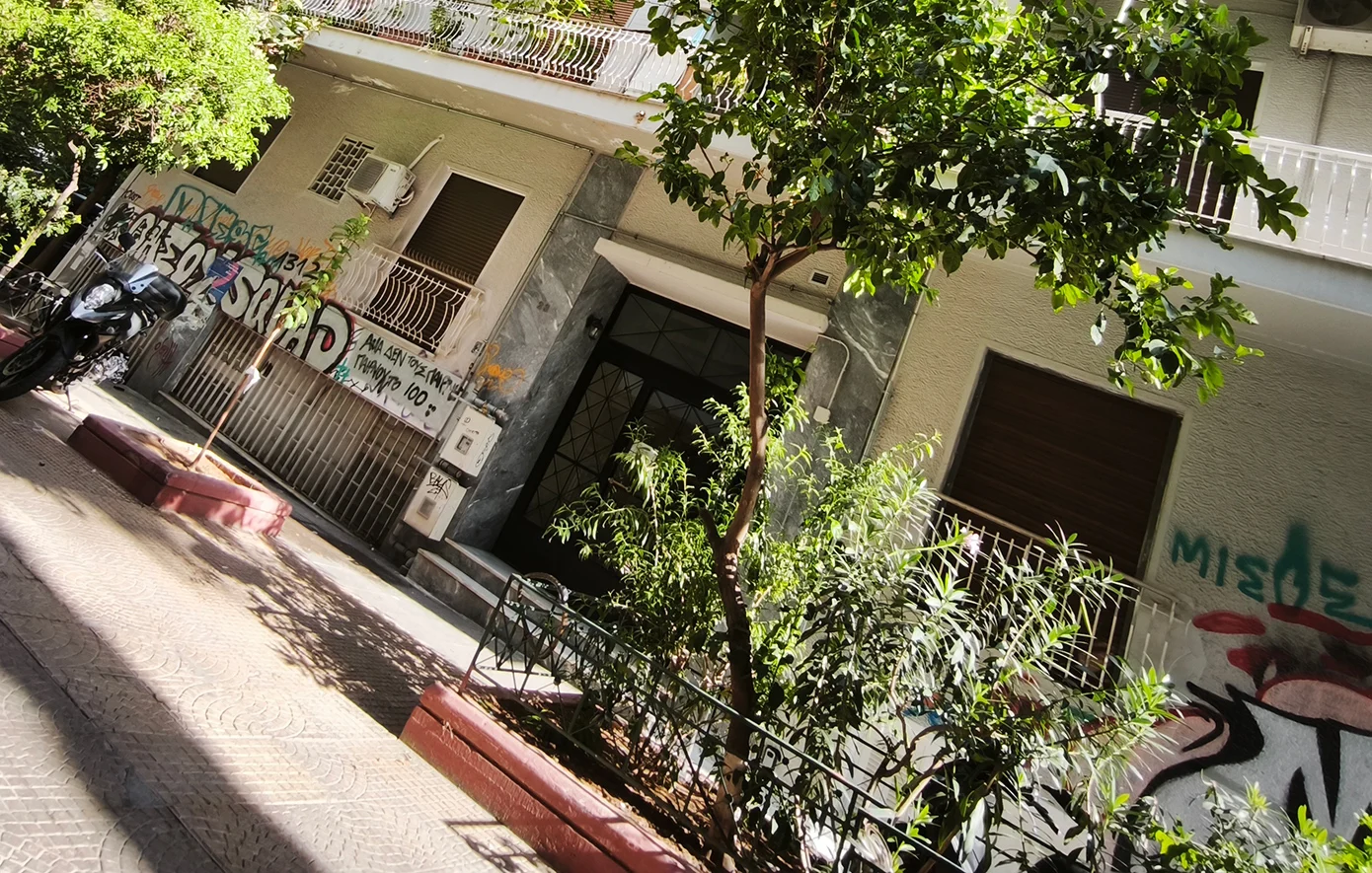 Τραύματα από μαχαίρι έφερε το αγοράκι περίπου 9 μηνών στην πλάτη του – «Μόλις πέθανε ηρέμησε το σπίτι» είπε ο 43χρονος – News.gr