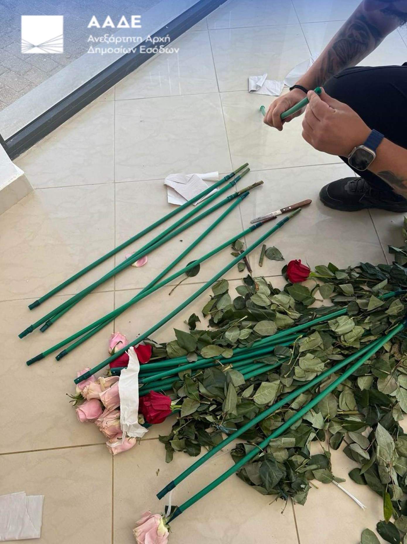 Κύκλωμα έκρυβε 84 κιλά κοκαΐνης μέσα σε τριαντάφυλλα – News.gr