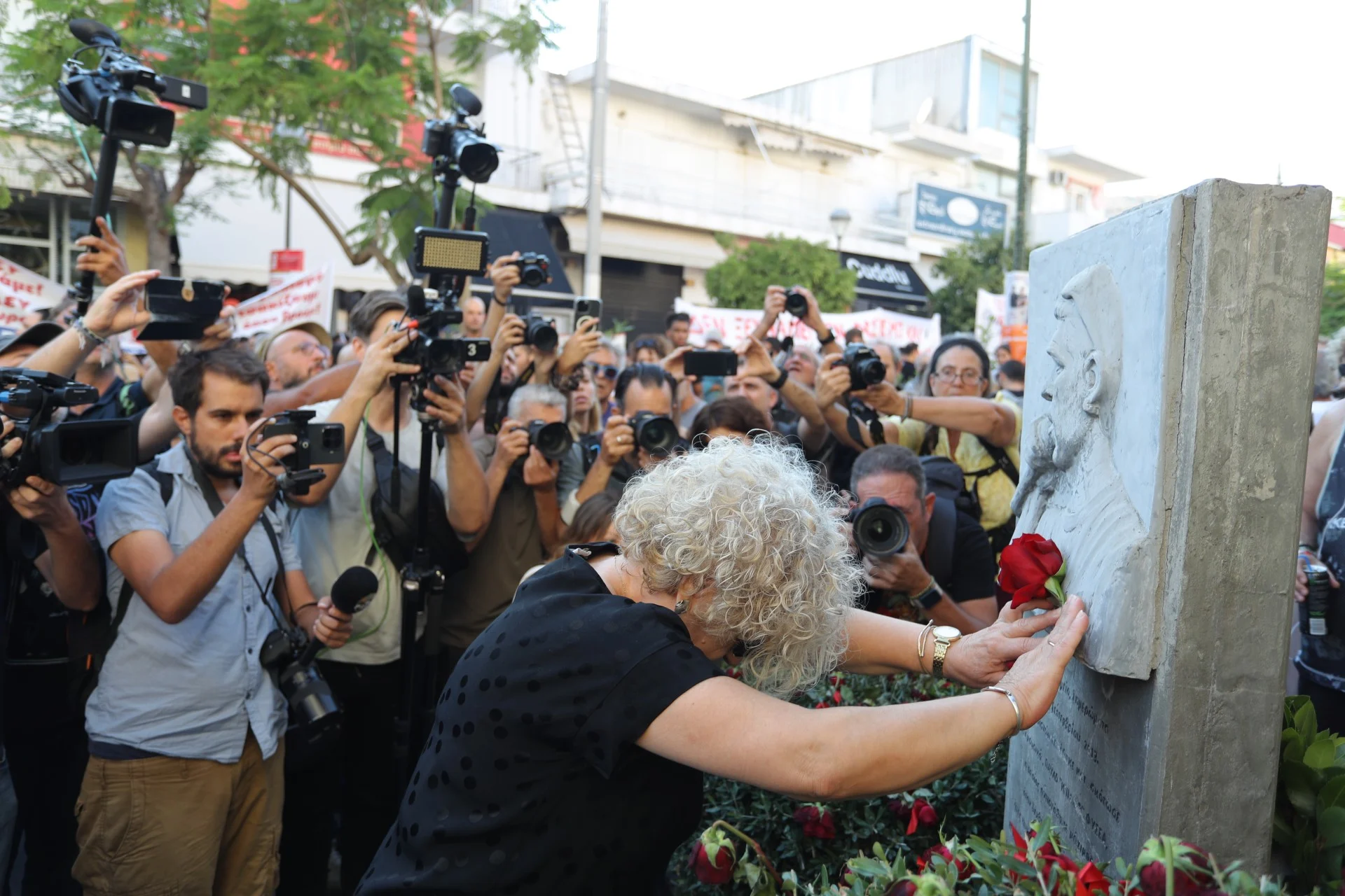 Σε εξέλιξη η συγκέντρωση στο μνημείο του Παύλου Φύσσα στο Κερατσίνι (Φωτό)