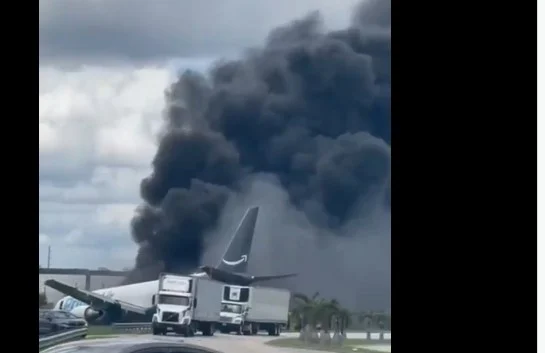 Boeing 767 της Amazon βγήκε από τον διάδρομο – Μαύροι καπνοί υψώνονται από το σημείο (βίντεο)