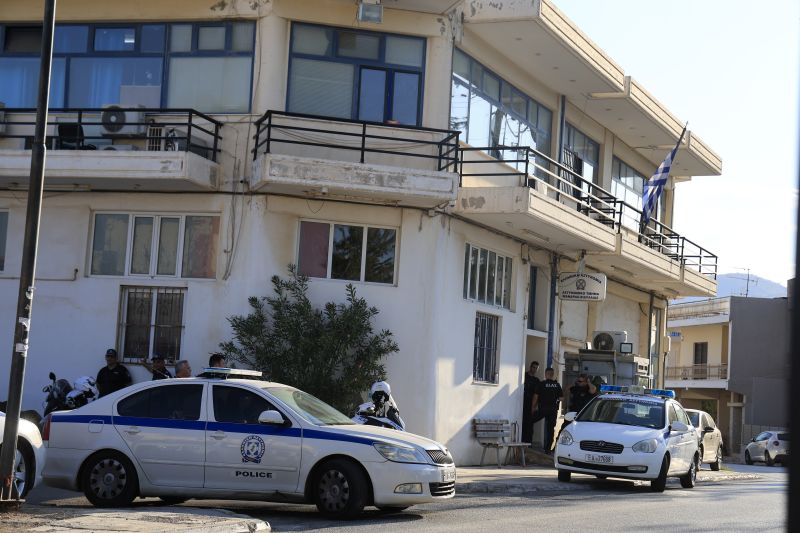 Δικογραφία για απόπειρα ανθρωποκτονίας σε βάρος του 31χρονου που εισέβαλε με μαχαίρι στο ΑΤ Μάνδρας