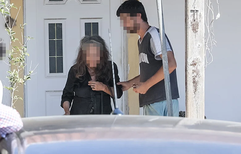 Αναβλήθηκε η δίκη της 68χρονης που έθαψε τη νεκρή μητέρα της στον κήπο του σπιτιού της στον Μαραθώνα