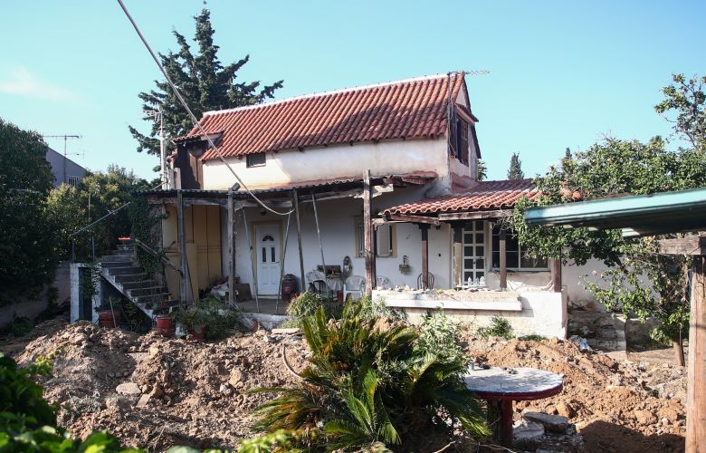 Καταγγελία για θαμένη γυναίκα σε αυλή εδώ και μια δεκαετία για να παίρνει η κόρη της την σύνταξη – News.gr