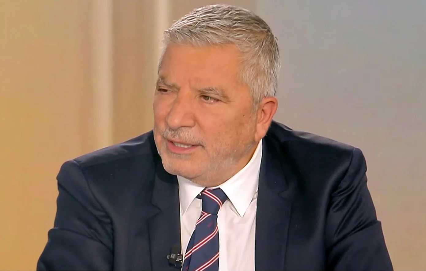 «Ανοίγουν μετά από 5 λεπτά και τους λένε “περιμένετε στο σαλόνι γιατί εξετάζει ο γιατρός”» – News.gr