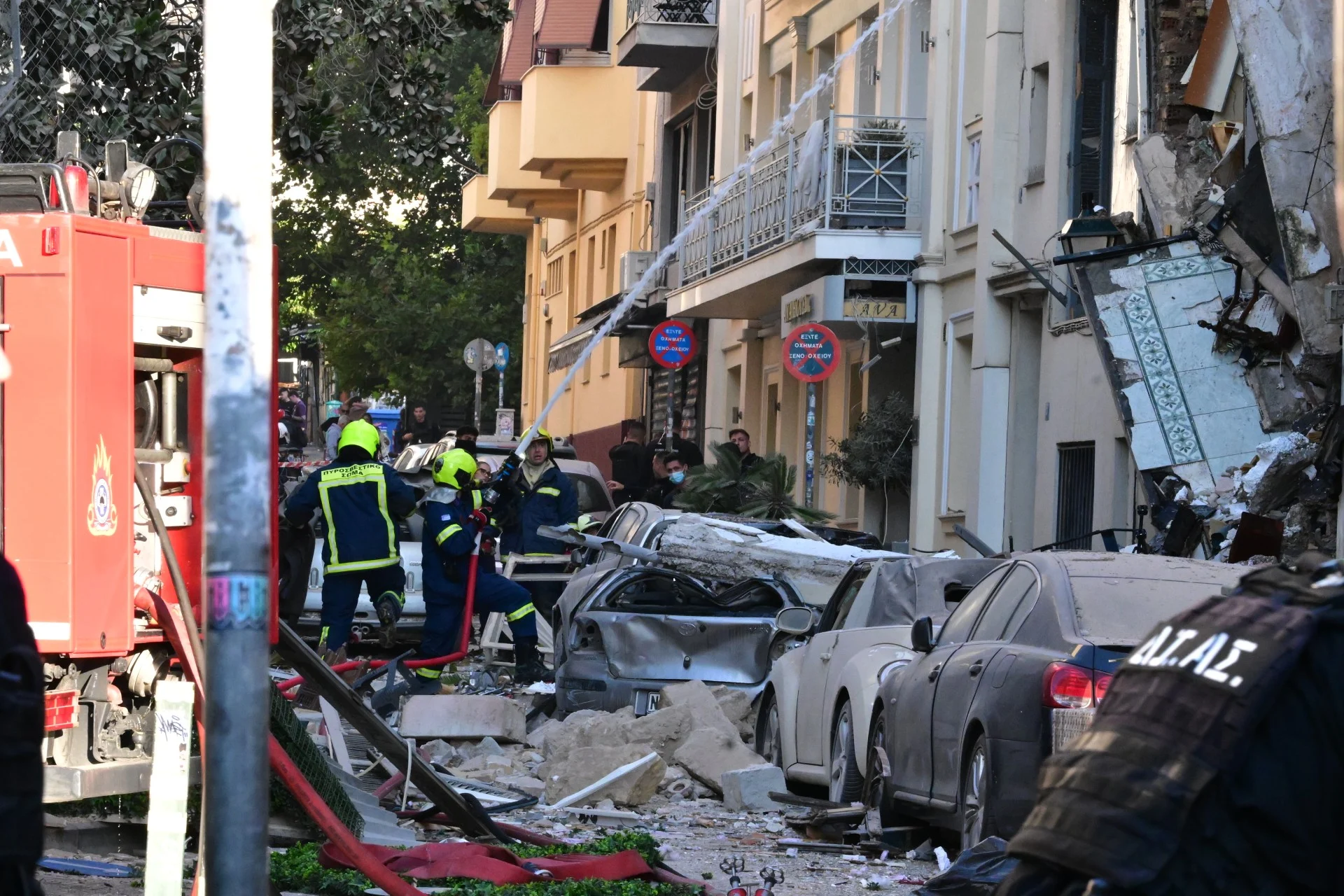 Κατάρρευση τμήματος του κτιρίου ενώ επιχειρούσε η Πυροσβεστική (βίντεο)