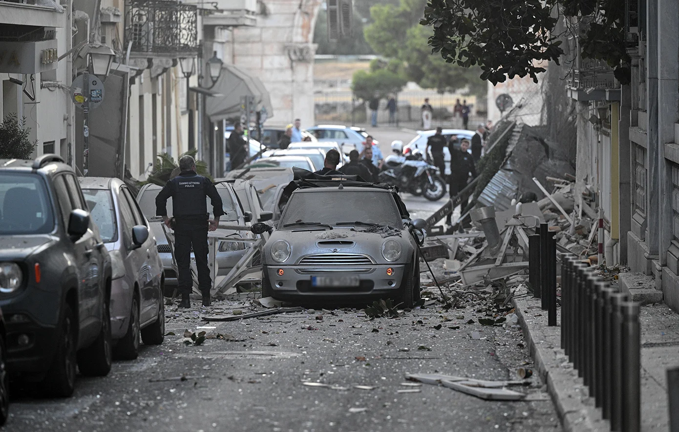 Απεγκλωβίστηκαν δύο γυναίκες, ένας τραυματίας – News.gr