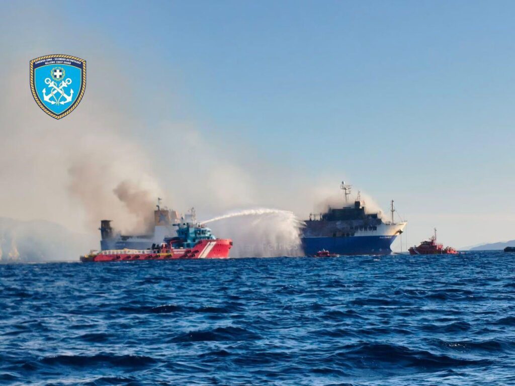 Συνεχίζεται η κατάσβεση – Σε υπήνεμο σημείο νοτιοδυτικά της Τήνου το πλοίο