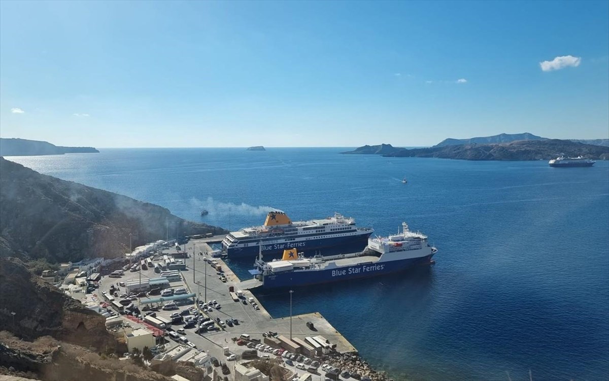 Η πιο ιδιαίτερη κούρσα κολύμβησης γίνεται (ξανά) στη Σαντορίνη