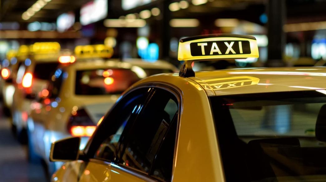 Αυξάνονται τα κόμιστρα των ταξί προς αεροδρόμια και αναμονή πελάτη