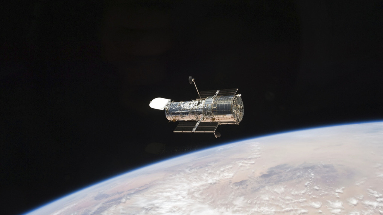 Το Hubble γιορτάζει 200.000 τροχιές και αναζητά έναν «χαμένο» υπερκαινοφανή