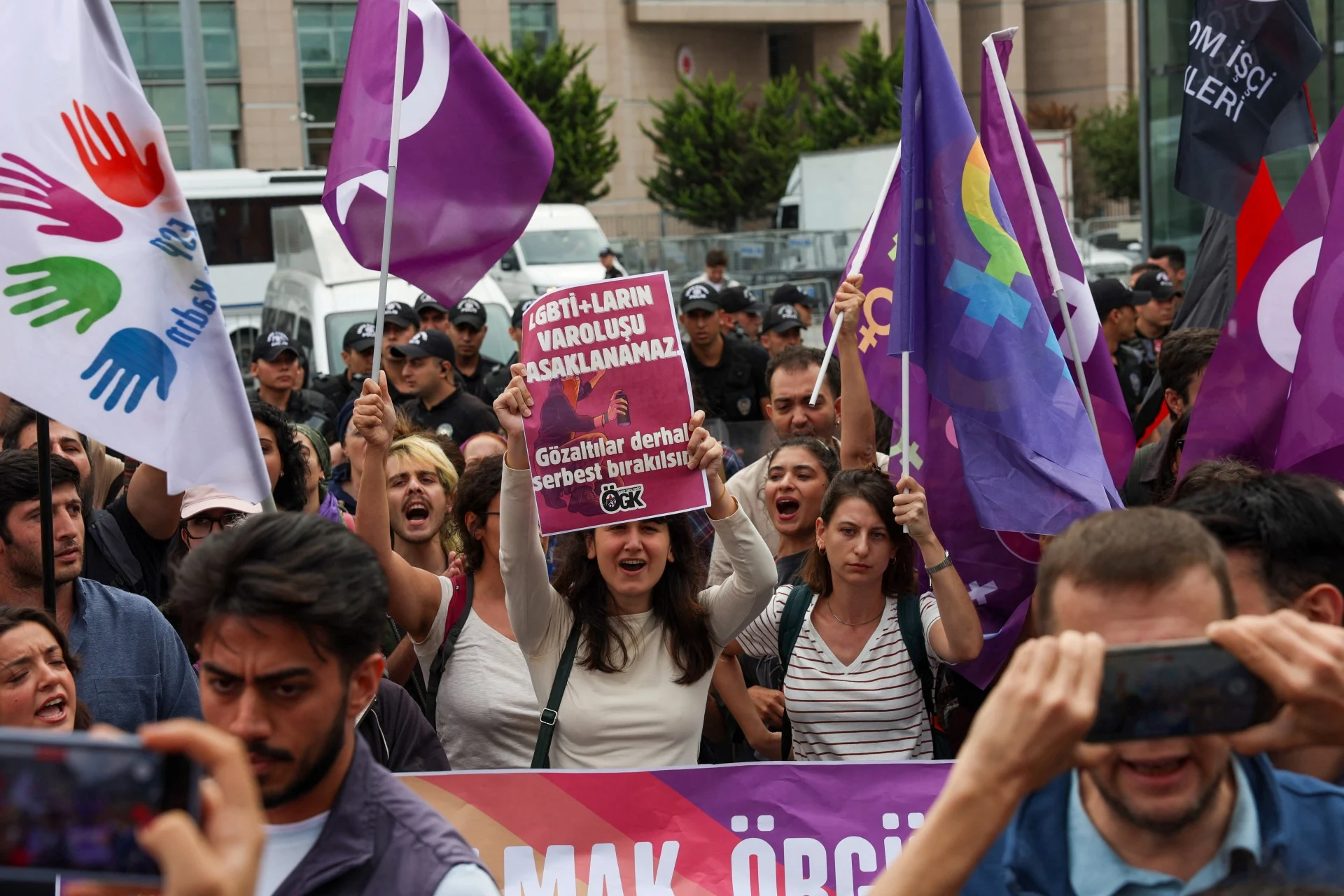 Τουλάχιστον 150 νέες συλλήψεις κατά τη διάρκεια διαδήλωσης για τις διώξεις κατά ατόμων της ΛΟΑΤΚΙ+ κοινότητας