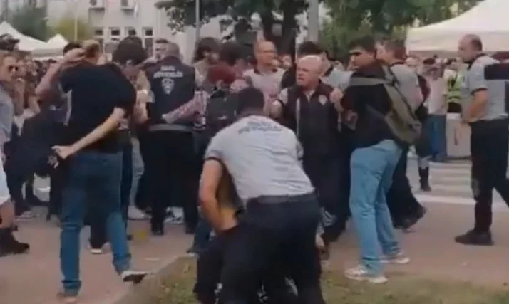 Σύλληψη 27 φοιτητών σε πανεπιστήμιο της Σμύρνης – Αντιδρούσαν στην απαγόρευση διαδηλώσεων (Βίντεο)