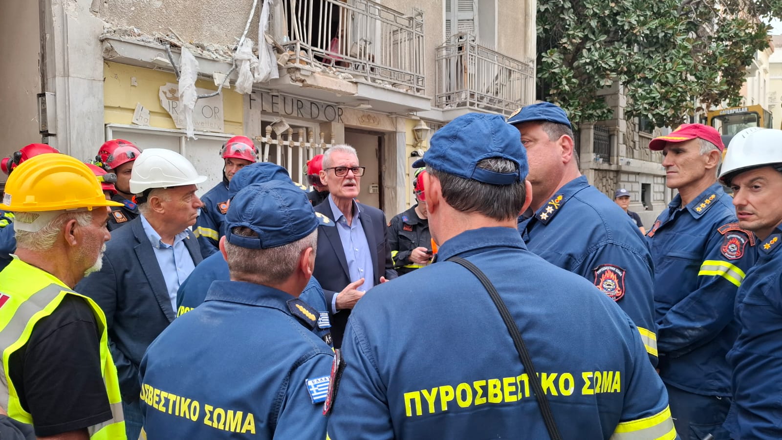 Πυροσβεστικές δυνάμεις, στελέχη της 1ης ΕΜΑΚ και της ΔΑΕΕ παραμένουν στο σημείο