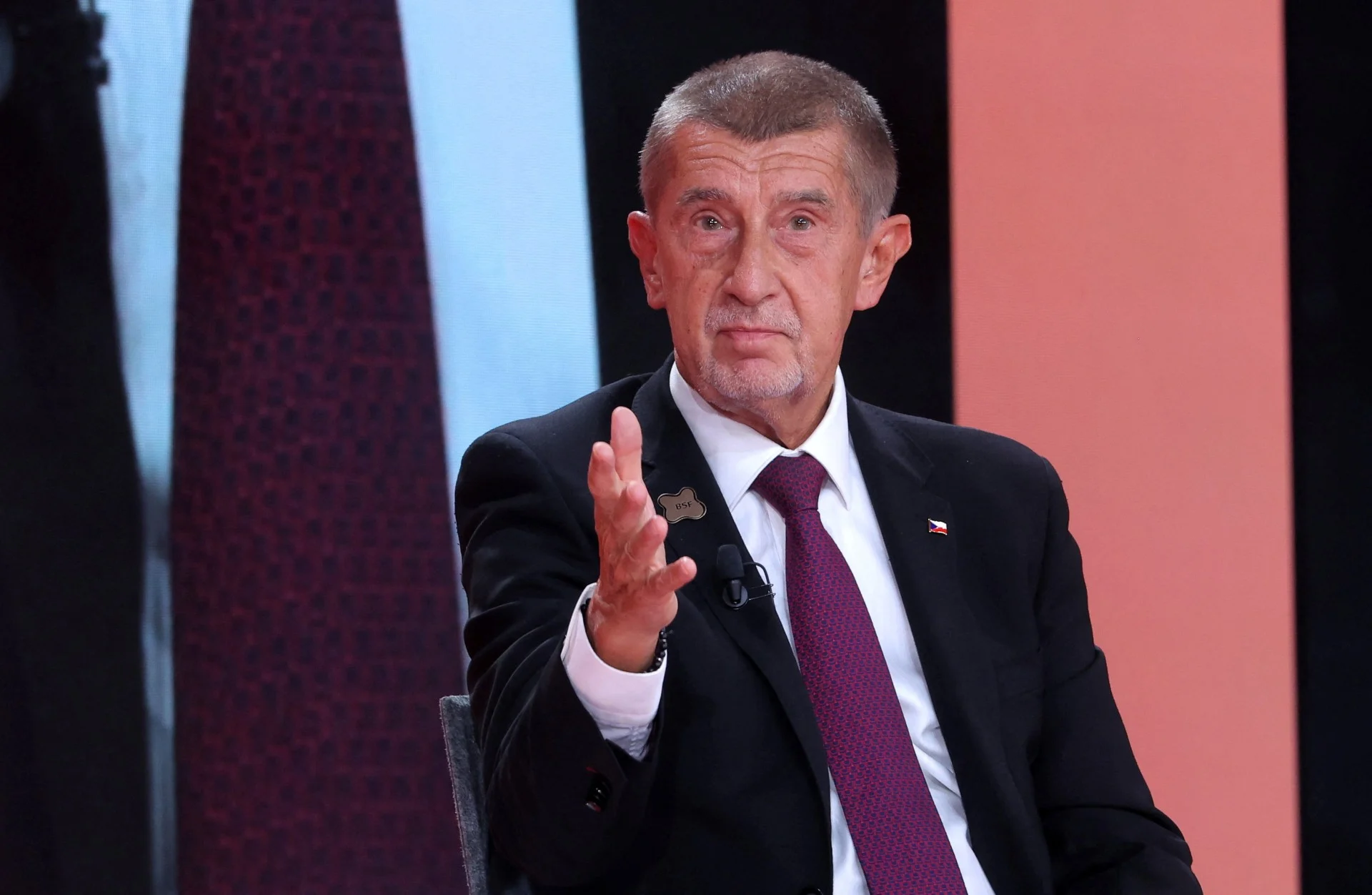 Η κυβέρνηση Μπάμπις επιβάλλει πλαφόν στις τιμές των καυσίμων και φορολογεί τα διυλιστήρια