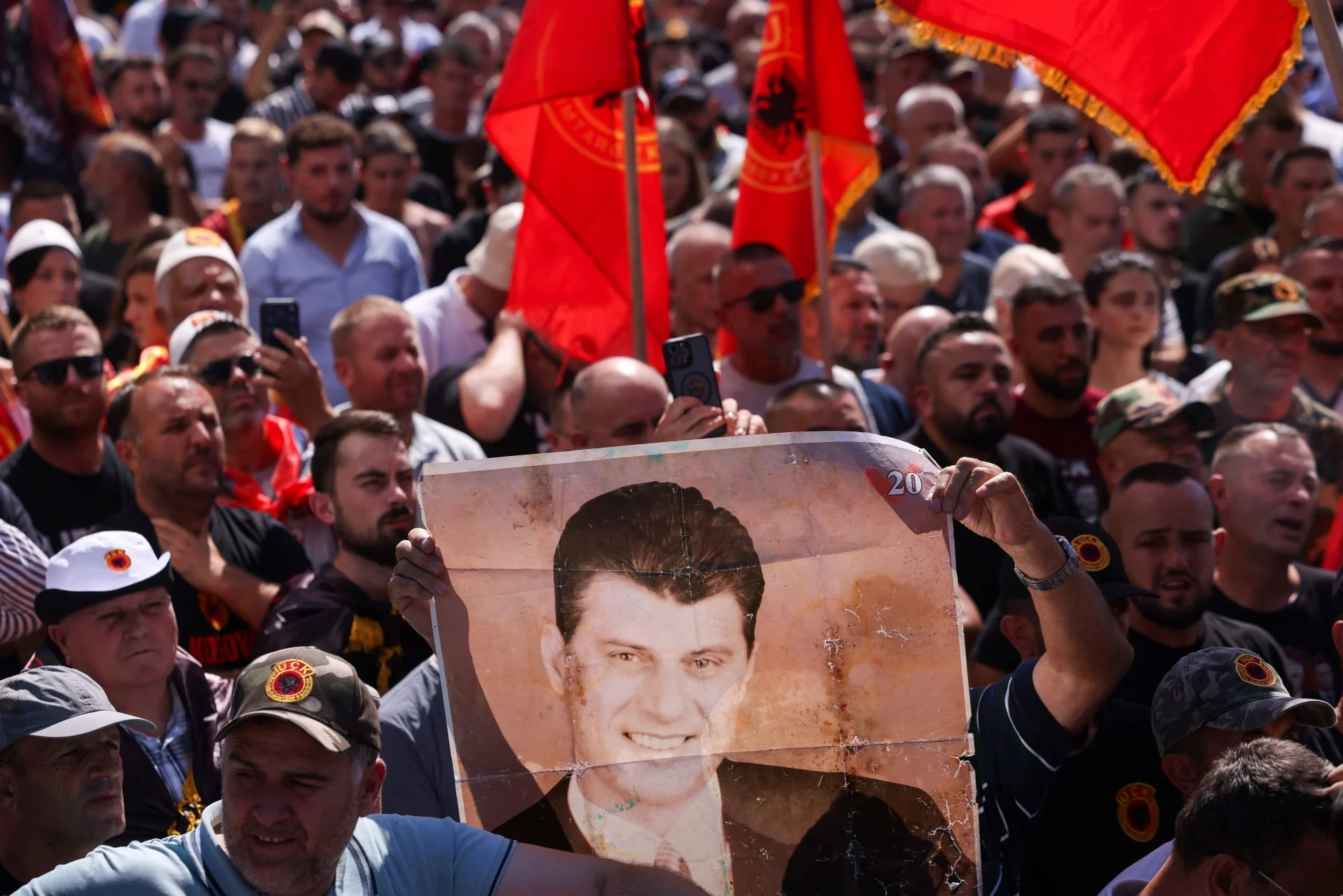 Διαδήλωση Κοσοβάρων σε ένδειξη διαμαρτυρίας για την καταδίκη του Χάσιμ Θάτσι για εγκλήματα πολέμου