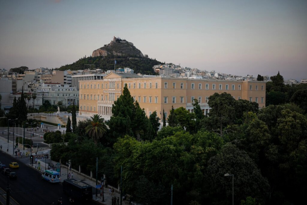 Η απολιτικότητα και το μονοπώλιο των επαγγελματιών της πολιτικής