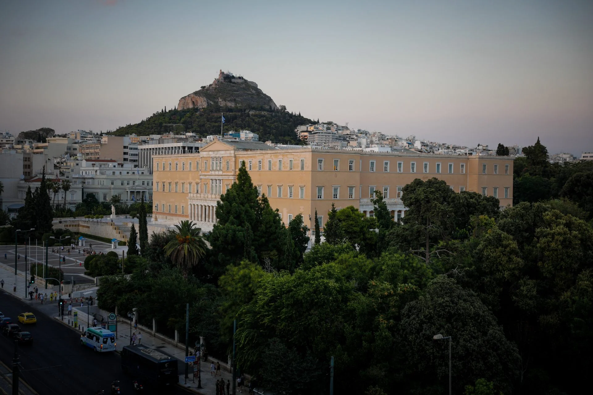 Η απολιτικότητα και το μονοπώλιο των επαγγελματιών της πολιτικής