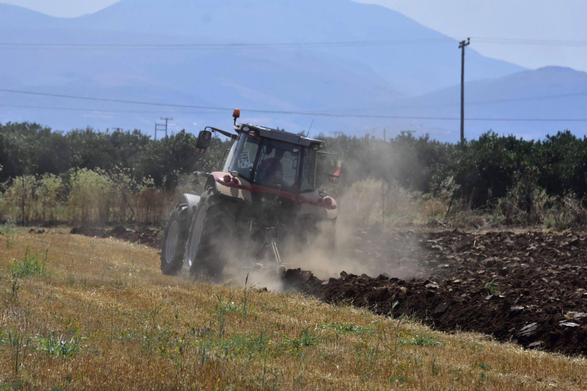 60χρονος καταπλακώθηκε από τρακτέρ