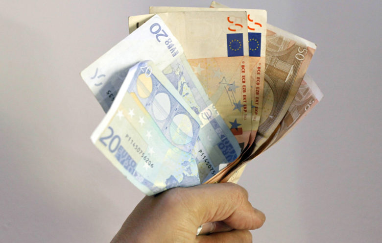 Δεσμευτικές προθεσμίες, πλαφόν 15% στις προκαταβολές και επαναφορά ορίου στη διόγκωση παλαιών οφειλών – Ποιοι ωφελούνται – News.gr