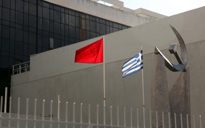 KKE για Μητσοτάκη: Τα «μεγάλα ψάρια» της διαφθοράς περνούν και μέσα από τις νόμιμες τρύπες που έχει ανοίξει η κυβέρνηση