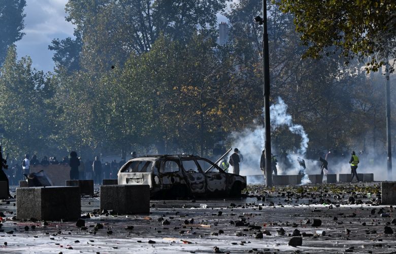 «Εμπόλεμη» χώρα η Γαλλία μετά το χάος του Σαββάτου – Ένας νεκρός, εκατοντάδες τραυματίες