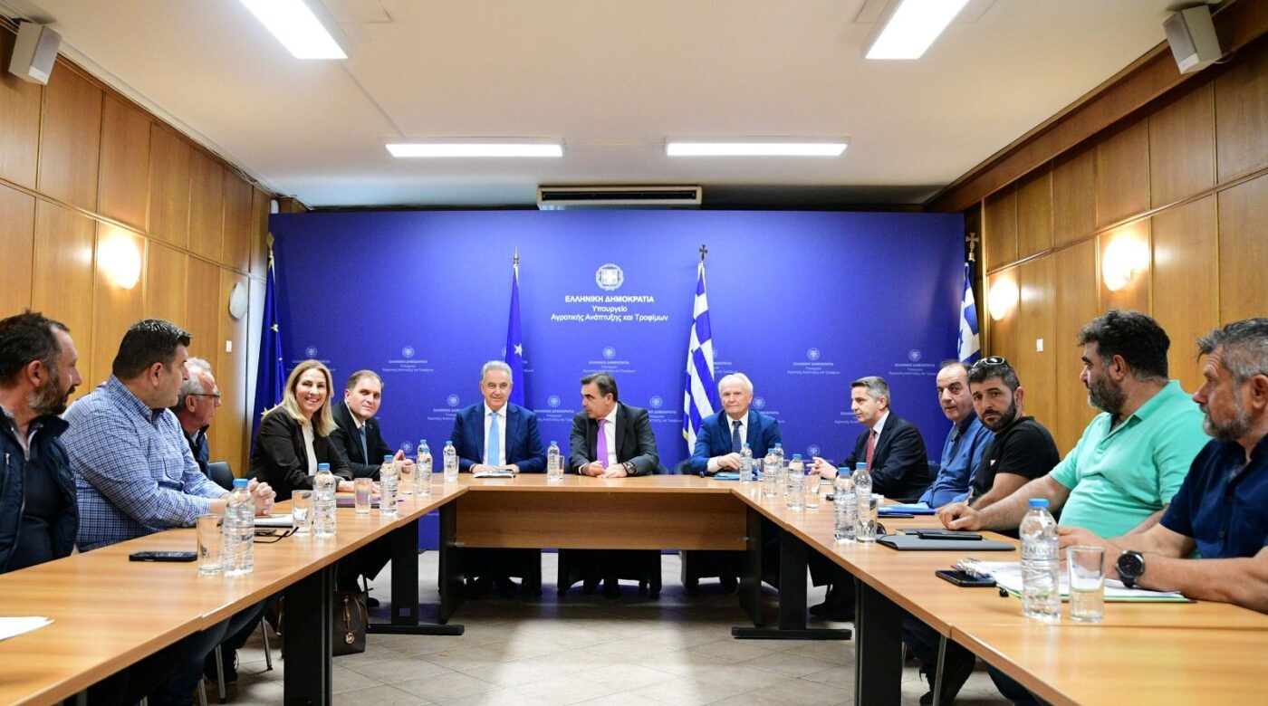 Οι πληρωμές πρώτο θέμα στη συνάντηση Σχοινά με εκπροσώπους των αγροτών