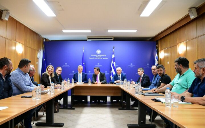 Οι πληρωμές πρώτο θέμα στη συνάντηση Σχοινά με εκπροσώπους των αγροτών