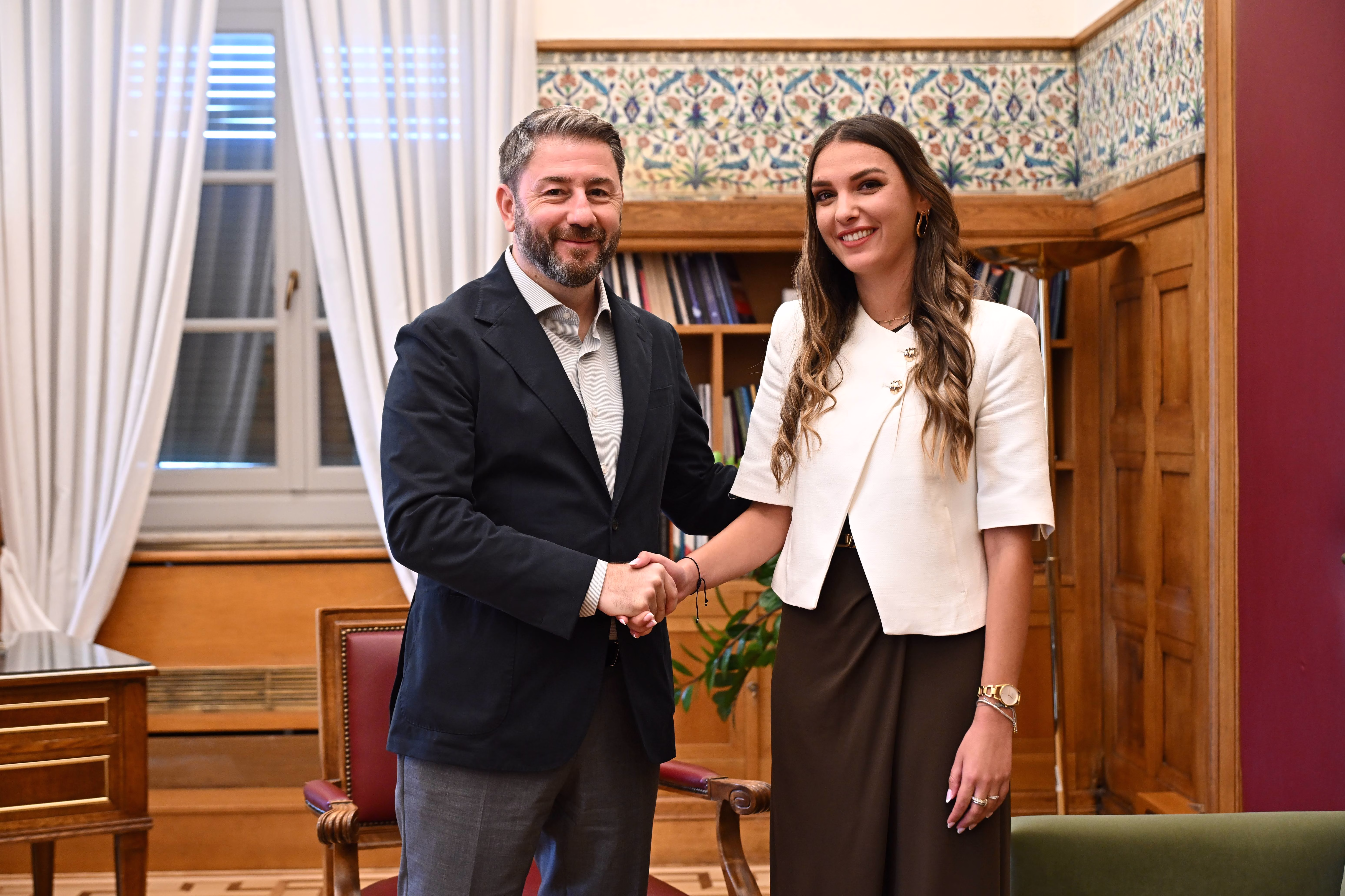 Στο ΠΑΣΟΚ και επισήμως η Μυρτώ Κοροβέση - Τι συζήτησαν με τον Νίκο Ανδρουλάκη