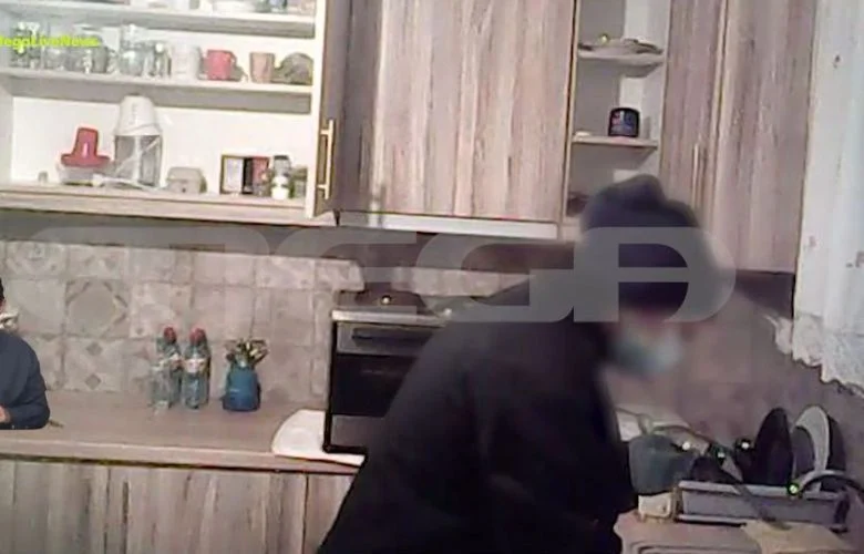 Σοκάρει το βίντεο-ντοκουμέντο με την 41χρονη να δηλητηριάζει τα τρόφιμα του πρώην συζύγου της στο Περιστέρι