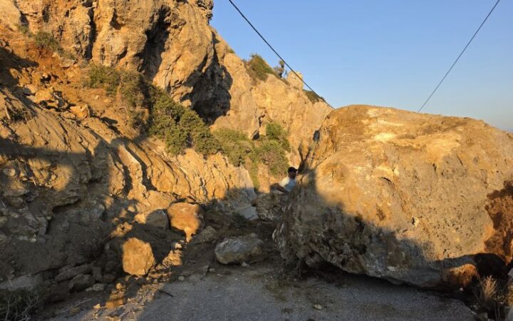 Βίντεο και εικόνες με τον βράχο που αποκολλήθηκε στην Ρόδο και έκλεισε τον δρόμο προς την παραλία «Άντονι Κουίν» – Δεκάδες οχήματα αποκλεισμένα