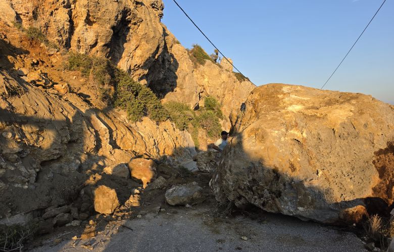 Βίντεο και εικόνες με τον βράχο που αποκολλήθηκε στην Ρόδο και έκλεισε τον δρόμο προς την παραλία «Άντονι Κουίν» – Δεκάδες οχήματα αποκλεισμένα